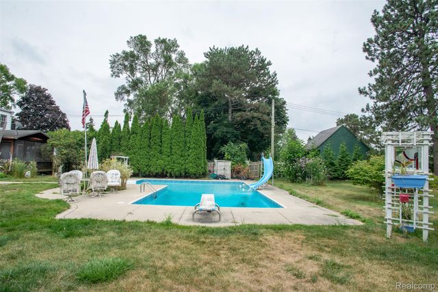 228 Coleman Drive, Waterford Charter Township, MI 48328