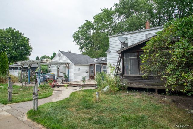 228 Coleman Drive, Waterford Charter Township, MI 48328