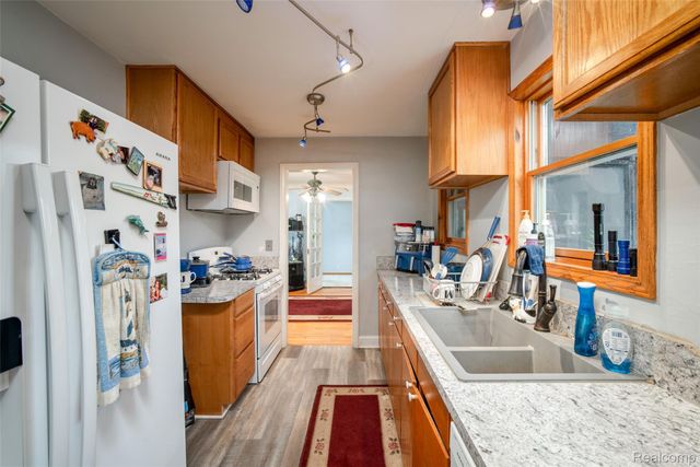 228 Coleman Drive, Waterford Charter Township, MI 48328