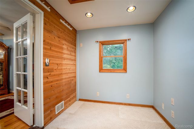 228 Coleman Drive, Waterford Charter Township, MI 48328