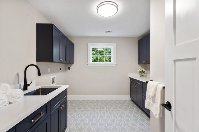 12 Pleasant St, Burlington, MA 01803