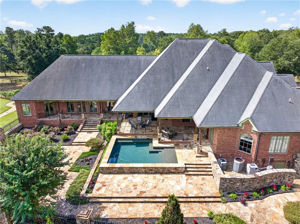 Image 4 of property listing at 4984 Donald Drive, Loganville, GA 30052