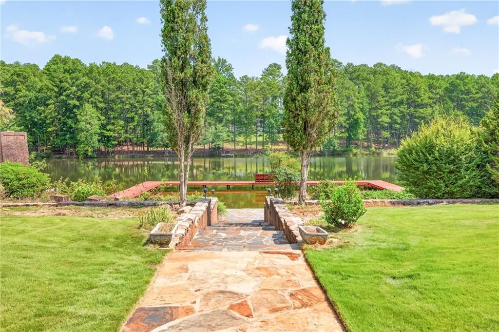 Image 6 of property listing at 4984 Donald Drive, Loganville, GA 30052