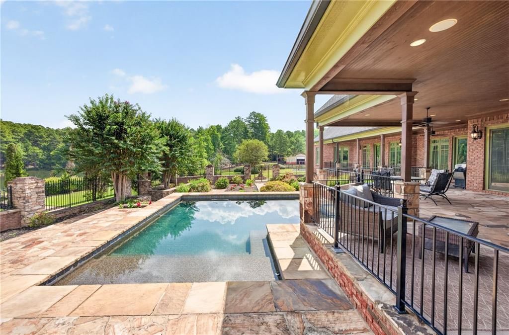 Image 8 of property listing at 4984 Donald Drive, Loganville, GA 30052