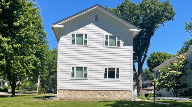 632 N Center Street 2W, Naperville, IL 60563