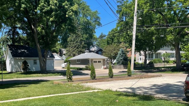 632 N Center Street 2W, Naperville, IL 60563