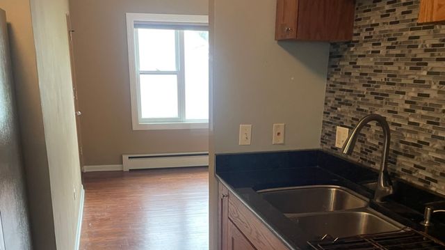 632 N Center Street 2W, Naperville, IL 60563