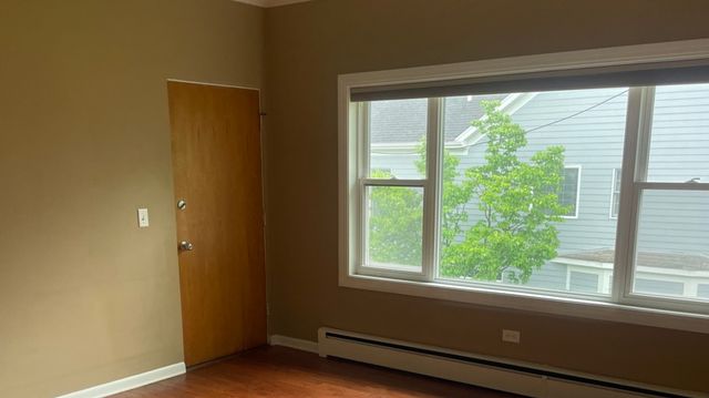 632 N Center Street 2W, Naperville, IL 60563