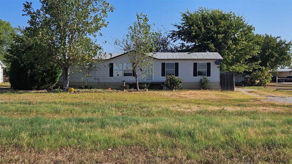 8913 Holly Road, Alvarado, TX 76009 — exterior