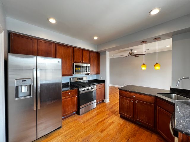 2707 W Glenlake Avenue 3, Chicago, IL 60659
