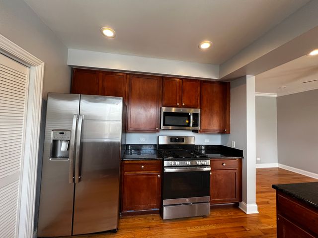 2707 W Glenlake Avenue 3, Chicago, IL 60659