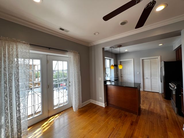 2707 W Glenlake Avenue 3, Chicago, IL 60659