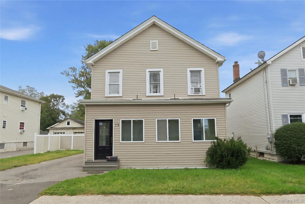 19 Railroad Avenue, Amityville, NY 11701 — photo 2