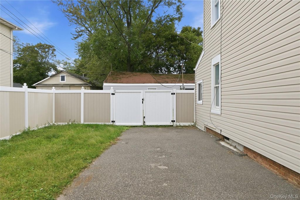 19 Railroad Avenue, Amityville, NY 11701 — photo 4