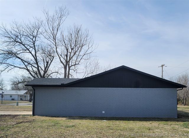 802 E Knisley Avenue, Checotah, OK 74426
