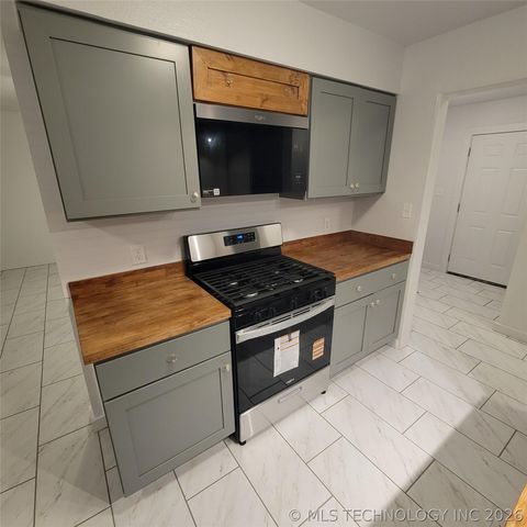 802 E Knisley Avenue, Checotah, OK 74426