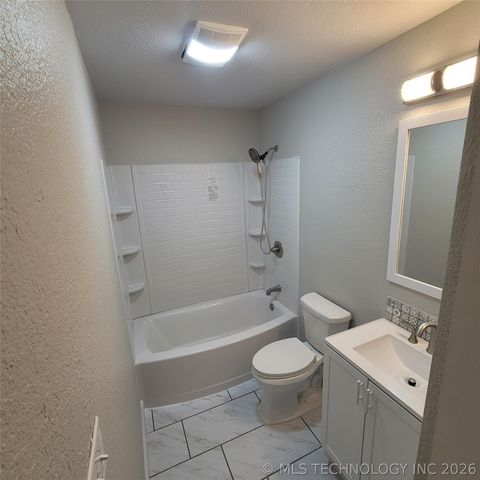 802 E Knisley Avenue, Checotah, OK 74426