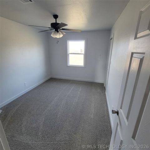 802 E Knisley Avenue, Checotah, OK 74426