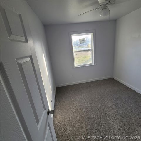 802 E Knisley Avenue, Checotah, OK 74426