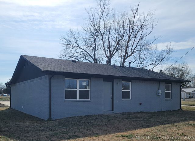802 E Knisley Avenue, Checotah, OK 74426