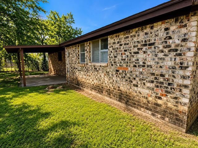 321 NW Wintercrest Road, Burleson, TX 76028