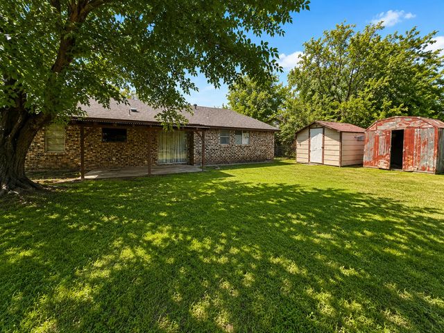 321 NW Wintercrest Road, Burleson, TX 76028