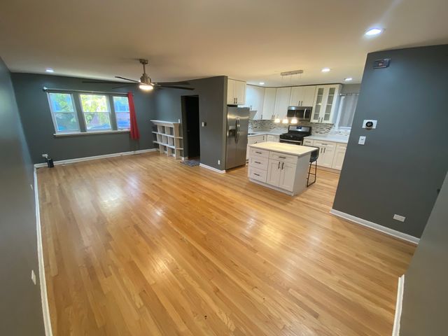7433 N Damen Avenue, Chicago, IL 60645