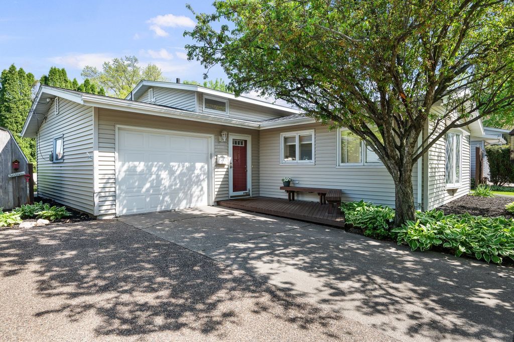 1511 Parklane Drive, Bettendorf, IA 52722