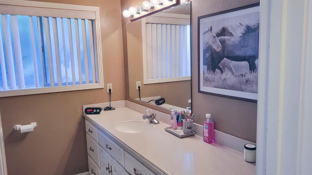 Image 12 of property listing at 6044 N Gentry Avenue, Fresno, CA 93711