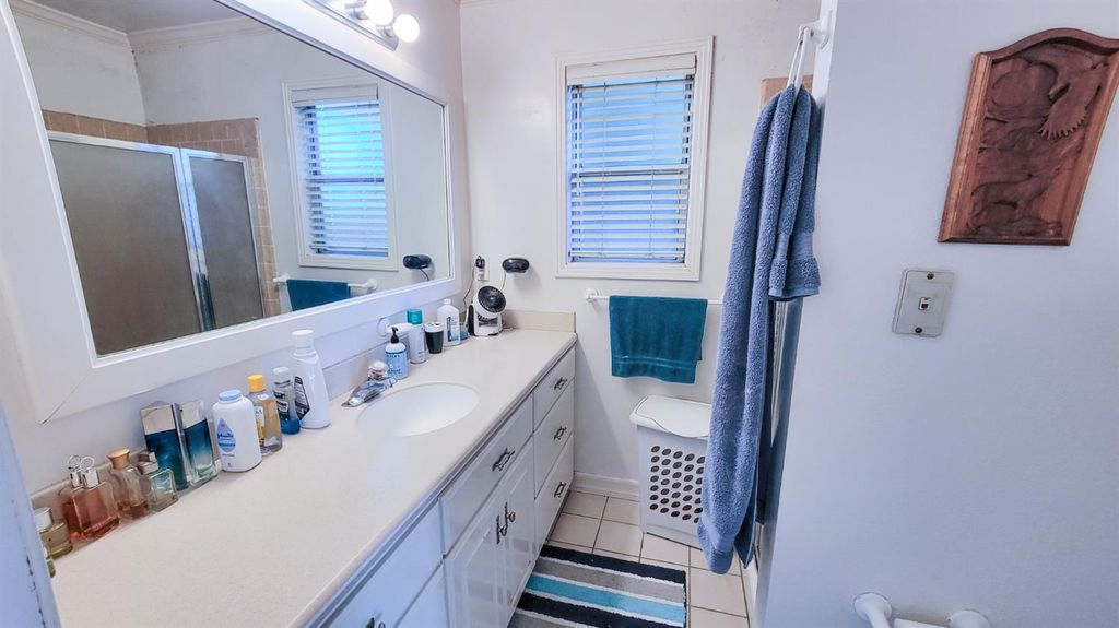 Image 15 of property listing at 6044 N Gentry Avenue, Fresno, CA 93711