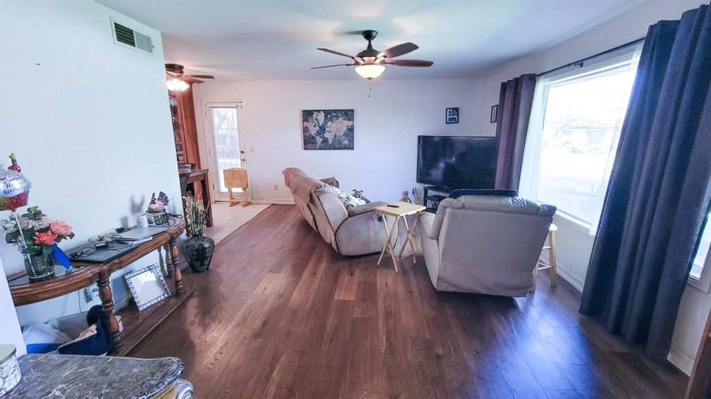 Image 4 of property listing at 6044 N Gentry Avenue, Fresno, CA 93711