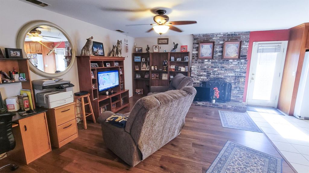 Image 5 of property listing at 6044 N Gentry Avenue, Fresno, CA 93711