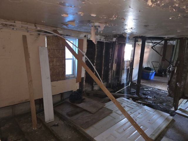 8121 S COLES Avenue, Chicago, IL 60617