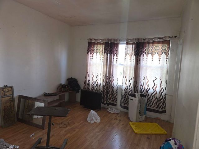 8121 S COLES Avenue, Chicago, IL 60617