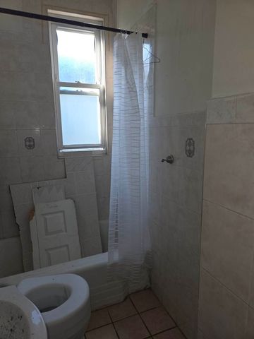 8121 S COLES Avenue, Chicago, IL 60617