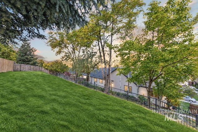 1203 E Hearthstone Dr, Boise, ID 83702