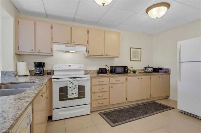 1057 Forest Lakes DR 1208, Naples, FL 34105