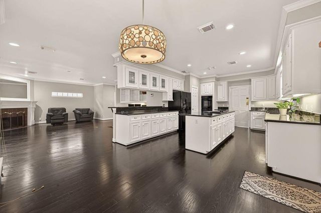 4616 Spruce Street, Bellaire, TX 77401