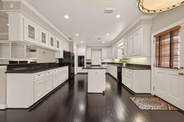 4616 Spruce Street, Bellaire, TX 77401