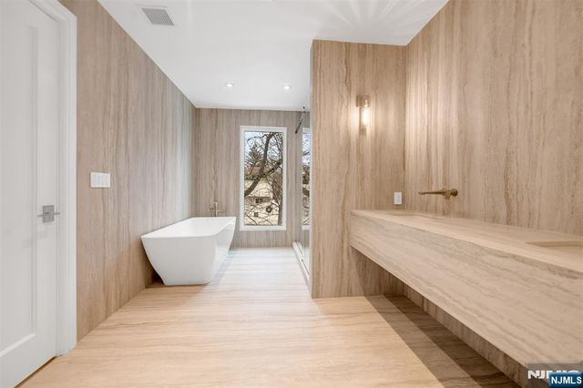 648 Falmouth Avenue, Paramus, NJ 07652