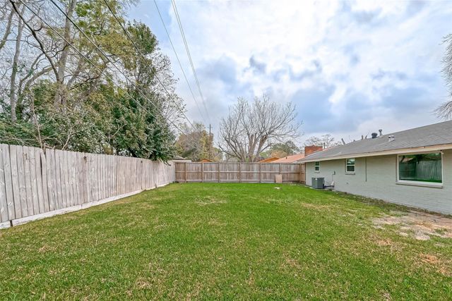 4418 Knotty Oaks Trail, Houston, TX 77045