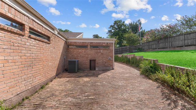 1617 Green Briar Drive, Huntsville, TX 77340