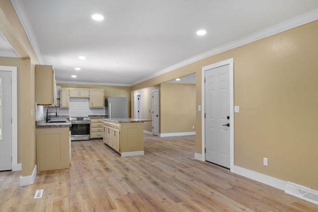 205 Kings Drive, Willard, MO 65781