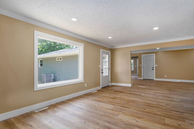 205 Kings Drive, Willard, MO 65781