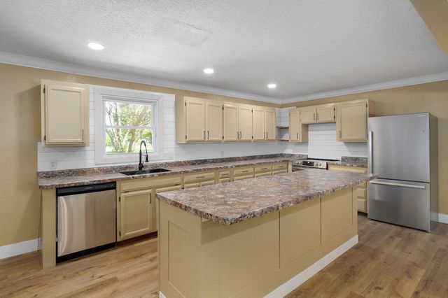 205 Kings Drive, Willard, MO 65781