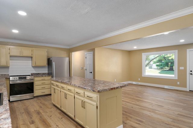 205 Kings Drive, Willard, MO 65781