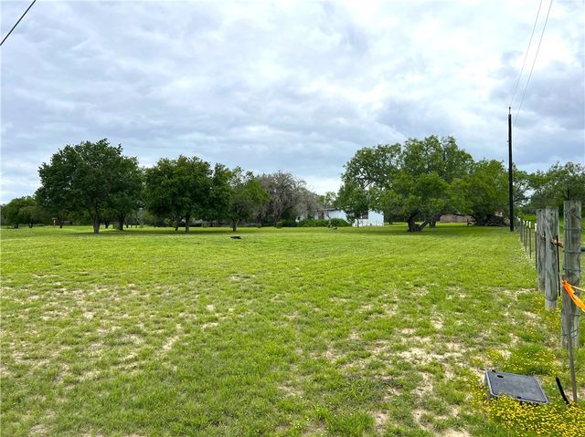 107 Lago Dr, Sandia, TX 78383