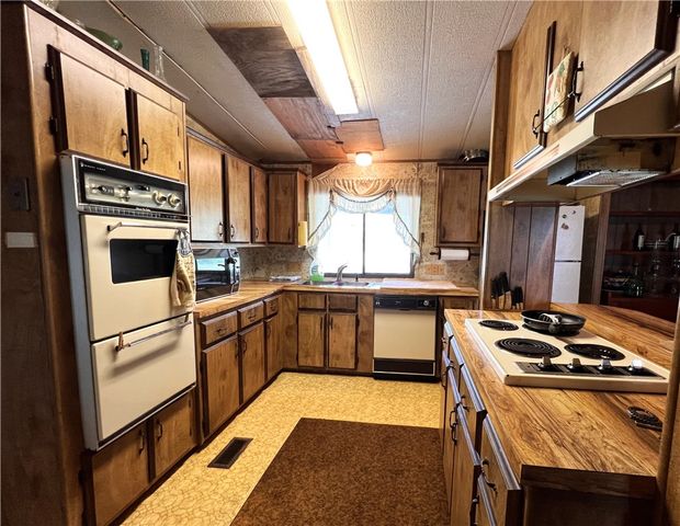 107 Lago Dr, Sandia, TX 78383