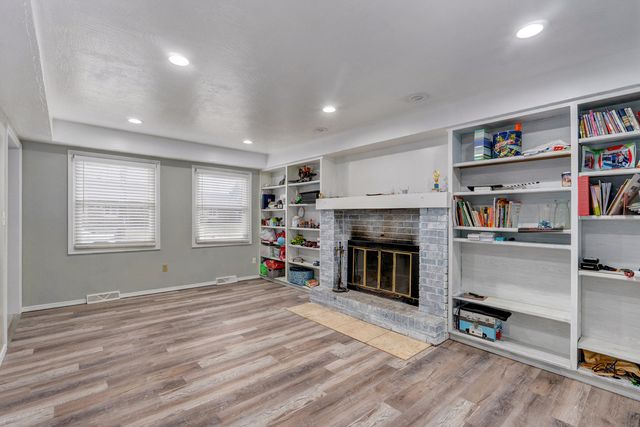 2317 S Hilton Avenue, Springfield, MO 65807