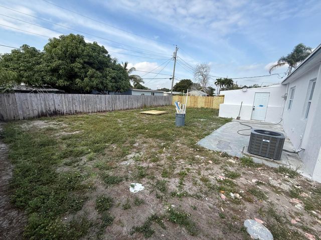 2353 S Beech Rd Road, West Palm Beach, FL 33409